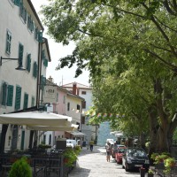 Terrasse de café dans la ville haute de Buzet