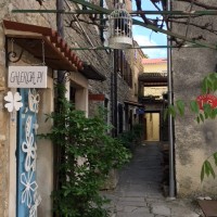 Galerie avec vue sur une ruelle de Grožnjan