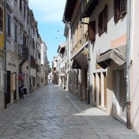 Rue piétonne à Porec en temps de covid