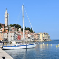 Rovinj depuis l'embarcadère avec voilier