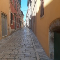 Ruelle montant à Rovinj en temps de covid