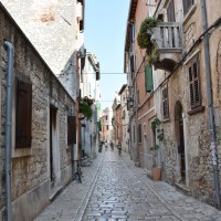Ruelle pavée et balcon