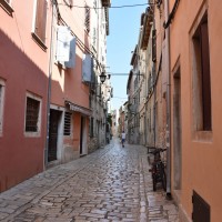 Ruelle pavée avec façades colorées
